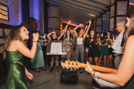 fotografo evento Bologna festa aziendale ragazze che ballano