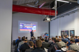 fotografo evento aziendale Convegno Museo Lamborghini speaker sul palco con pubblico