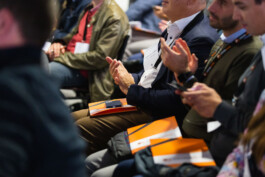 fotografo evento aziendale Bologna per un convegno pubblico in sala con applausi