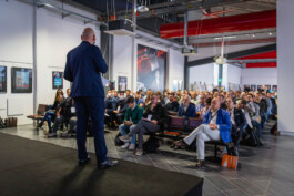 fotografo evento aziendale Bologna Museo Lamborghini sala del convegno piena