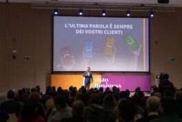 fotografo evento aziendale Bologna speaker in sala piena 