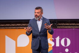 fotografo evento Bologna Discorso speaker sul Palco 