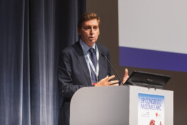 Fotografo eventi aziendali Bologna speaker sul palco 