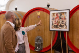 fotografo bologna artista con opere in cantina 