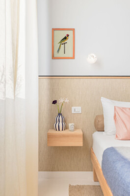 fotografo interni bologna interior design letto comodino e stampa con pappagallo 