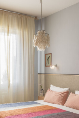 fotografo interni bologna interior design letto colorato e lampadario bianco 