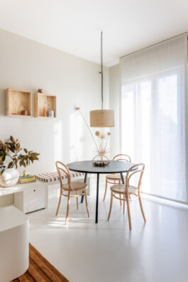 fotografo interni bologna interior design tavolo nero con sedie thonet legno 