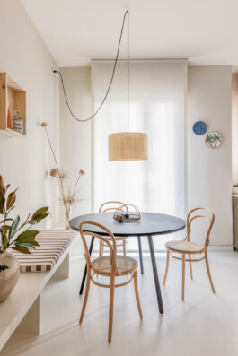 fotografo interni bologna interior design tavolo nero con sedie e lampada a sbalzo 