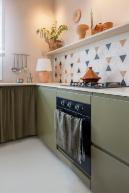 fotografo interni bologna interior design cucina verde con tajine 