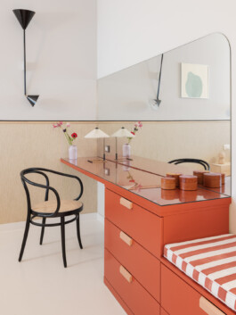 fotografo interni bologna interior design scrivania rossa sedia thonet nera e lampada a muro 