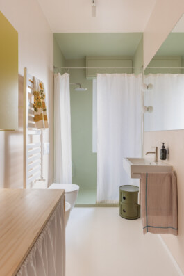 fotografo interni bologna interior design bagno con doccia verde 