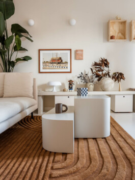 fotografo interni bologna interior design tappeto marrone con tavolino bianco e lampade dioscuri 