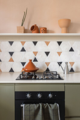 fotografo interni bologna interior design piano cottura con piastrelle artigianali e tajine 