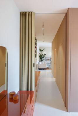 fotografo interni bologna interior design corridoio di design con divano e pianta 