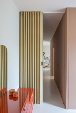 fotografo interni bologna interior design tenda scorrevole door gialla 