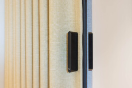 fotografo interni bologna interior design tenda door bicolore giallo azzurro con maniglia 