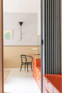 fotografo interni bologna interior design ingresso camera con scrivania rossa e porta scorrevole door 