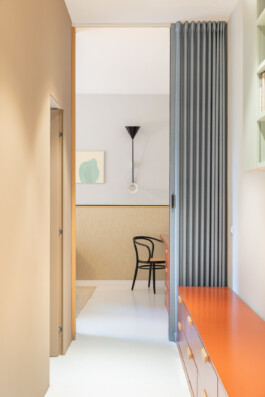 fotografo interni bologna interior design lampada di design, sedia nera e mobile rosso 