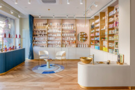 fotografo interior design profumeria Bologna Maison du Parfum lavabo dorato e sedie e tavolino di design