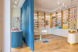 fotografo interni bologna profumeria di design profumi con tenda blu