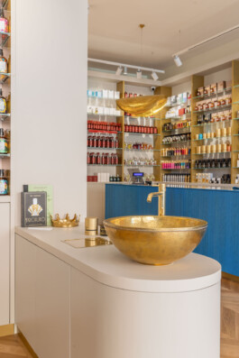 Fotografo di interni lavabo e lampadario dorato