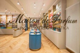 fotografo vetrina vetrofania profumeria Bologna