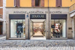 fotografo bologna profumerie Douglas vetrine
