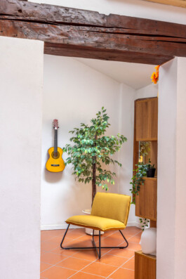 fotografo bologna bnb appartamento con poltrona gialla e chitarra