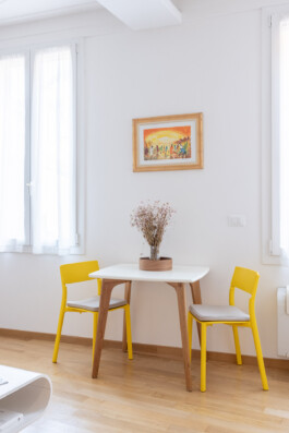 fotografo bologna airbnb in centro foto del tavolo con sedie gialle