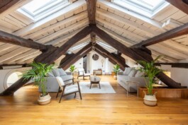 fotografo bologna airbnb appartamento di lusso con grande living sottotetto in centro storico