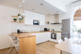 fotografo bologna airbnb living luminoso con mobili bianchi e legno