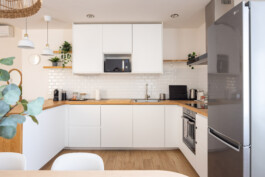 fotografo bologna airbnb cucina bianca con top in legno