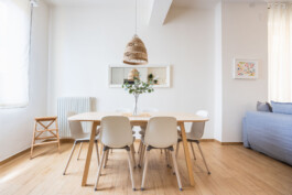 fotografo bologna bnb foto tavolo in legno e sedie di design