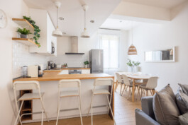 fotografo bologna airbnb living luminoso con mobili di legno