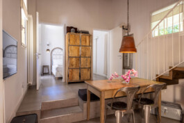 fotografo airbnb foto di un living con tavolo di legno e lampada a forma di vaso
