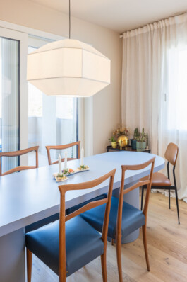 fotografo bologna appartamento design tavolo azzurro 