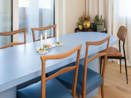 fotografo bologna dettagli di design tavolo azzurro con portacandele 