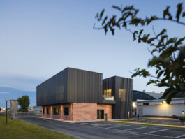 Vista del retro degli uffici Ricci Casa nell'ora blu 