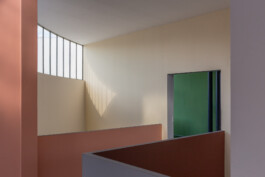 Interni modernisti del Padiglione Esprit Nouveau, fotografia di architettura a Bologna 