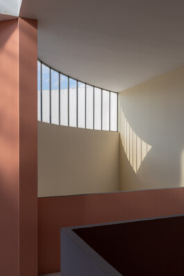 Interno luminoso con luce naturale che entra dalle finestre del padiglione Esprit Nouveau 