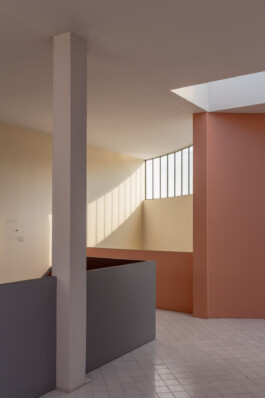 Interni Esprit Nouveau di Le Corbusier a Bologna, open space modernista con luce naturale 