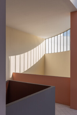 Vista interna del padiglione dell' Esprit Nouveau a Bologna, luce che entra dalla finestra 