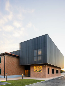 L’ingresso principale degli uffici Ricci Casa con ampie vetrate e luce naturale 