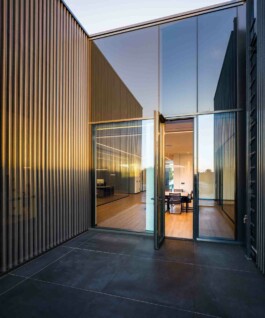 Primo piano delle finiture in metallo e interno degli uffici Ricci Casa 