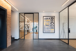 Vano interno che collega i nuovi e vecchi volumi degli uffici Ricci Casa 